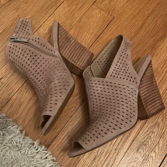 Vince Camuto Sandals/wedges - Picture 4 of 6